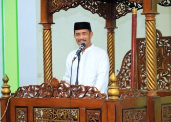 Wakil Bupati Aceh Besar Drs H Syukri memimpin kegiatan Safari Ramadhan 1446 H di Masjid Nurul Huda, Cot Karieng, Kecamatan Blang Bintang, Selasa (11/3/2025) malam. FOTO/MC ACEH BESAR
