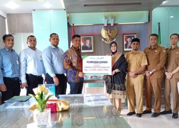 Pemimpin Bank Aceh Kantor Cabang Utama Bank Aceh, Andri Wardani menyerahkan secara simbolis deviden Bank Aceh Syariah Tahun Buku 2024 kepada Wali Kota Banda Aceh, Illiza Sa’aduddin Djamal. Turut disaksikan oleh Staf Ahli Walikota Banda Aceh, Jalaluddin, ST, MT, Asisten Administrasi Umum, Faisal SSTP, plt Kepala Badan Pengelolaan Keuangan Kota Banda Aceh, Alriandi Adiwinata. Sementara itu, dari Bank Aceh turut hadir Kepala Bagian Umum dan Human Capital, Azzumar, dan Pemimpin Bank Aceh Cabang Pembantu Balaikota, Ziad Farhad.
