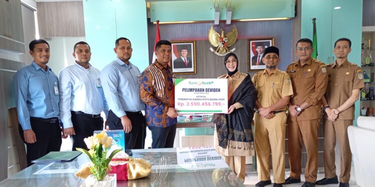 Pemimpin Bank Aceh Kantor Cabang Utama Bank Aceh Andri Wardani menyerahkan secara simbolis deviden Bank Aceh Syariah Tahun Buku 2024 kepada Wali Kota Banda Aceh Illiza Saaduddin Djamal Turut disaksikan oleh Staf Ahli Walikota Banda Aceh Jalaluddin ST MT Asisten Administrasi Umum Faisal SSTP plt Kepala Badan Pengelolaan Keuangan Kota Banda Aceh Alriandi Adiwinata Sementara itu dari Bank Aceh turut hadir Kepala Bagian Umum dan Human Capital Azzumar dan Pemimpin Bank Aceh Cabang Pembantu Balaikota Ziad Farhad KETIKKABARcom Pemimpin Bank Aceh Kantor Cabang Utama Bank Aceh Andri Wardani menyerahkan secara simbolis deviden Bank Aceh Syariah Tahun Buku 2024 kepada Wali Kota Banda Aceh Illiza Saaduddin Djamal Turut disaksikan oleh Staf Ahli Walikota Banda Aceh Jalaluddin ST MT Asisten Administrasi Umum Faisal SSTP plt Kepala Badan Pengelolaan Keuangan Kota Banda Aceh Alriandi Adiwinata Sementara itu dari Bank Aceh turut hadir Kepala Bagian Umum dan Human Capital Azzumar dan Pemimpin Bank Aceh Cabang Pembantu Balaikota Ziad Farhad