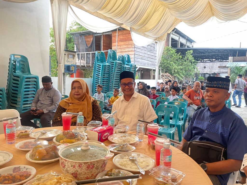 Plt Kadis Kominfo Aceh Besar Khairul Huda SKom MM bersama Kepala Bappeda Aceh Besar Rahmawati SPd MSi pada acara buka puasa bersama dan pemberian santuan kepada anak yatim yang digelar SPS Aceh di Gampong Doy Kecamatan Ulee Kareng Kota Banda Aceh Kamis 2032025 sore FOTO MC ACEH BESAR