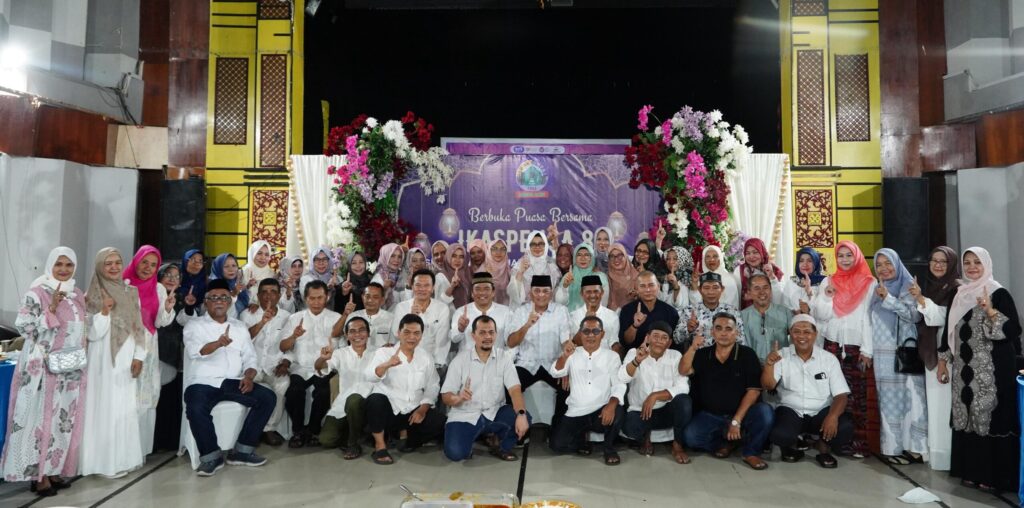 Pangdam IM Mayor Jenderal TNI Niko Fahrizal MTrHan Foto bersama dengan Ikaspensa 1985 saat menghadiri acara buka puasa bersama yang diselenggarakan oleh Ikatan Alumni SMP Negeri 1 Banda Aceh Ikaspensa angkatan 1985 KETIKKABARcom Pangdam IM Mayor Jenderal TNI Niko Fahrizal MTrHan Foto bersama dengan Ikatan Alumni SMP Negeri 1 Banda Aceh1985 saat menghadiri acara buka puasa bersama di Auditorium RRI Banda Aceh pada Senin 24032025