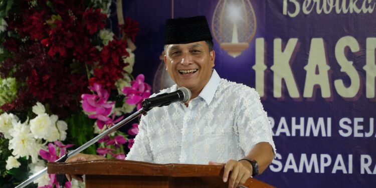 Pangdam IM Mayor Jenderal TNI Niko Fahrizal MTrHan saat memberikan kata sambutan pada acara buka puasa bersama yang diselenggarakan oleh Ikatan Alumni SMP Negeri 1 Banda Aceh Ikaspensa angkatan 1985 di Auditorium RRI Banda Aceh pada Senin 24032025 KETIKKABARcom Pangdam IM Mayor Jenderal TNI Niko Fahrizal MTrHan saat memberikan kata sambutan pada acara buka puasa bersama yang diselenggarakan oleh Ikatan Alumni SMP Negeri 1 Banda Aceh Ikaspensa angkatan 1985 di Auditorium RRI Banda Aceh pada Senin 24032025