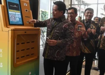 Dirut BSI Hery Gunardi (kiri) bersama Komisaris Utama BSI Muliaman Dharmansyah Hadad (kedua kiri), Wadirut BSI Bob Tyasika Ananta (kedua kanan) dan Wakil Komisaris BSI Adiwarman Azwar Karim (kanan) mencoba ATM Emas BSI di The Gade Tower, Jakarta, Rabu (26/2/2025). [FOTO/ANTARA] Ⓒ Hak cipta foto di atas dikembalikan sesungguhnya kepada pemilik foto