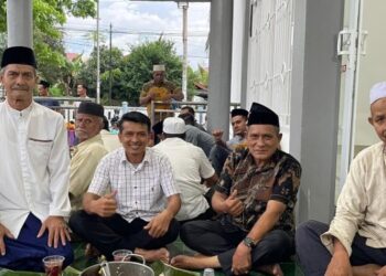 Foto bersama, Camat Krueng Barona Jaya, Sayusi saat menghadiri acara Khanduri Nuzulul Quran yang digelar di Gampong Meunasah Papeun, Kecamatan Krueng Barona Jaya, Kabupaten Aceh Besar, Sabtu (15/3/2025). FOTO/MC ACEH BESAR