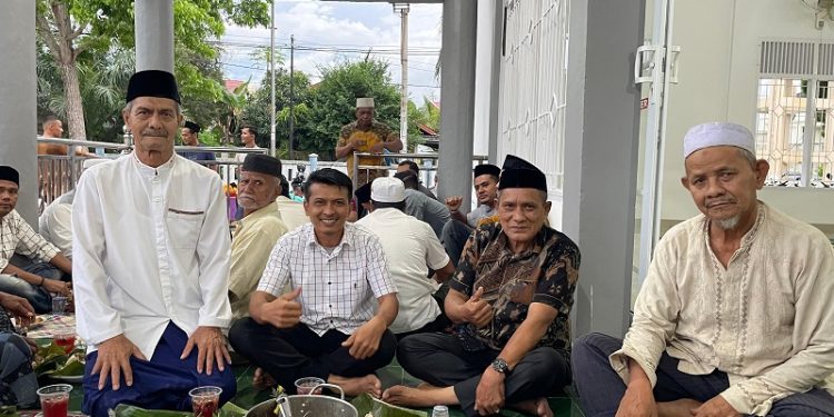 Foto bersama Camat Krueng Barona Jaya Sayusi saat menghadiri acara Khanduri Nuzulul Quran yang digelar di Gampong Meunasah Papeun Kecamatan Krueng Barona Jaya Kabupaten Aceh Besar Sabtu 1532025 FOTOMC ACEH BESAR KETIKKABARcom Foto bersama Camat Krueng Barona Jaya Sayusi saat menghadiri acara Khanduri Nuzulul Quran yang digelar di Gampong Meunasah Papeun Kecamatan Krueng Barona Jaya Kabupaten Aceh Besar Sabtu 1532025 FOTOMC ACEH BESAR