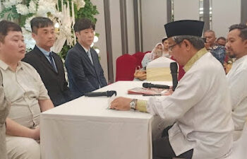 Ustaz Aep Saepudin membimbing 3 Warga Negara Asing (WNA) asal Korea Selatan untuk menjadi mualaf [dok. Mualaf Center]/Ⓒ Hak cipta foto di atas dikembalikan sesungguhnya kepada pemilik foto.