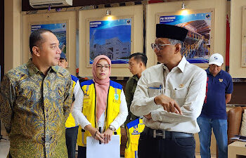Menteri PU Dody Hanggodo kanan depan di TPA Benowo Jawa Timur Minggu 9 Maret 2025 Foto Dok Kemenpu Ⓒ Hak cipta foto di atas dikembalikan sesungguhnya kepada pemilik foto