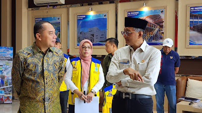 Menteri PU Dody Hanggodo kanan depan di TPA Benowo Jawa Timur Minggu 9 Maret 2025 Foto Dok Kemenpu Ⓒ Hak cipta foto di atas dikembalikan sesungguhnya kepada pemilik foto KETIKKABARcom Menteri PU Dody Hanggodo kanan depan di TPA Benowo Jawa Timur Minggu 9 Maret 2025 Foto Dok Kemenpu Ⓒ Hak cipta foto di atas dikembalikan sesungguhnya kepada pemilik foto
