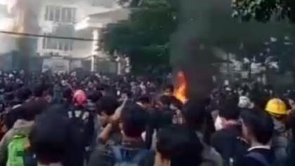 demodibandungjpg KETIKKABARcom Wartawan di Bandung Dipukuli Massa Dikira Intel saat Liput Demo