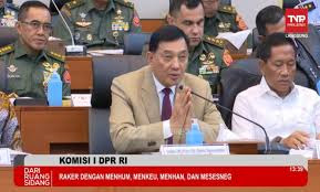 Menteri Pertahana Sjafrie Sjamsoeddin saat menghadiri rapat kerja dengan Komisi I DPR membahas RUU tentang perubahan atas UU No 34 Tahun 2004 tentang TNI di Gedung DPR RI, Jakarta, Selasa (11/3/2205). (Foto: Cuplikan Layar Youtube DPR)/Ⓒ Hak cipta foto di atas dikembalikan sesungguhnya kepada pemilik foto.