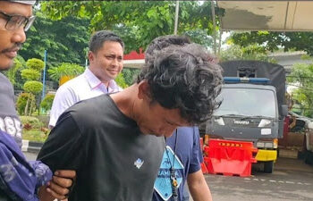 Terduga pembunuh ibu dan anak berinisial TSL (59) dan ES (35) di Jakbar [ANTARA/Risky Syukur] Ⓒ Hak cipta foto di atas dikembalikan sesungguhnya kepada pemilik foto.