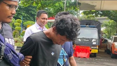 Terduga pembunuh ibu dan anak berinisial TSL 59 dan ES 35 di Jakbar ANTARARisky Syukur Ⓒ Hak cipta foto di atas dikembalikan sesungguhnya kepada pemilik foto KETIKKABARcom Terduga pembunuh ibu dan anak berinisial TSL 59 dan ES 35 di Jakbar ANTARARisky Syukur Ⓒ Hak cipta foto di atas dikembalikan sesungguhnya kepada pemilik foto