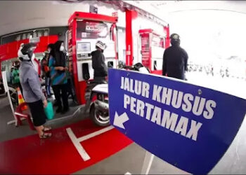 Pengendara mengisi BBM jenis Pertamax di SPBU. [Foto: jawapos.com]