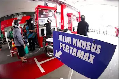 Pengendara mengisi BBM jenis Pertamax di SPBU Foto jawaposcom KETIKKABARcom Pengendara mengisi BBM jenis Pertamax di SPBU Foto jawaposcom