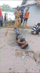 MALING MOTOR TEWAS - Pria berseragam PNS sedang menyiksa maling motor hingga tewas di Karawang. Perbuatan ini pun viral di medsos.[FOTO; tangkaplayar]/Ⓒ Hak cipta foto di atas dikembalikan sesungguhnya kepada pemilik foto.