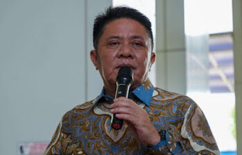 Gubernur Sumatera Selatan terpilih, Herman Deru, memberikan keterangan pers seusai menjalani pemeriksaan Kesehatan di kompleks Kementerian Dalam Negeri, Minggu (16/2/2025). Sebanyak 505 kepala daerah di seluruh Indonesia akan mengikuti pembekalan atau retret di Akademi Militer Magelang pada 21-28 Februari 2025.(KOMPAS.com/FREDERIKUS TUTO KE SOROMAKING) Ⓒ Hak cipta foto di atas dikembalikan sesungguhnya kepada pemilik foto