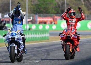 Pembalap Gresini Racing, Alex Marquez dan Marc Marquez (Ducati Lenovo) berselebrasi usai finis pada MotoGP Thailand 2025 [FOTO:MotoGP]