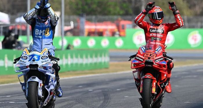 Pembalap Gresini Racing Alex Marquez dan Marc Marquez Ducati Lenovo berselebrasi usai finis pada MotoGP Thailand 2025 FOTOMotoGP