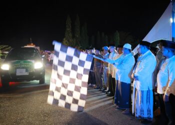 Plt Sekretaris Daerah (Sekda) Bahrul Jamil,SSos MSi melepas peserta pawai takbir keliling Pemkab Aceh Besar, di Halaman Masjid Al Munawarah Kota Jantho, Minggu (30/03/2025) malam. FOTO/MC ACEH BESAR