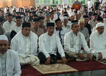 Wakil Bupati Aceh Besar, Drs. Syukri A. Jalil bersama unsur Forkopimda, Plt Sekda Bahrul Jamil SSos MSi, para kepaa OPD dan ASN Pemkab Aceh Besar serta seribuan masyarakat Shalat Idul Fitri 1446 Hijriah, di Masjid Agung Al-Munawwarah, Kota Jantho, Aceh Besar, Senin (31/3/2025). FOTO/ MC ACEH BESAR