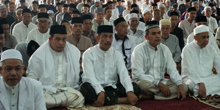 Wakil Bupati Aceh Besar Drs Syukri A Jalil bersama unsur Forkopimda Plt Sekda Bahrul Jamil SSos MSi para kepaa OPD dan ASN Pemkab Aceh Besar serta seribuan masyarakat Shalat Idul Fitri 1446 Hijriah di Masjid Agung AlMunawwarah Kota Jantho Aceh Besar Senin 3132025 FOTO MC ACEH BESAR KETIKKABARcom Wakil Bupati Aceh Besar Drs Syukri A Jalil bersama unsur Forkopimda Plt Sekda Bahrul Jamil SSos MSi para kepaa OPD dan ASN Pemkab Aceh Besar serta seribuan masyarakat Shalat Idul Fitri 1446 Hijriah di Masjid Agung Al Munawwarah Kota Jantho Aceh Besar Senin 3132025 FOTO MC ACEH BESAR