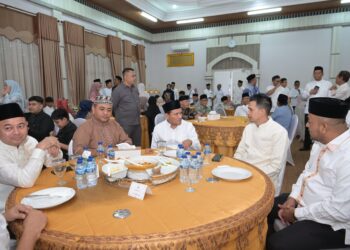 Wakil Gubernur Aceh Fadhlullah bersama sang istri Mukarramah, menyambut para tamu dengan senyum ramah. Suasana khidmad dan penuh keakraban menaungi Rumah Dinas Wagub hari ini, Senin (31/3/2025).