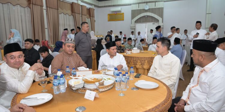 Wakil Gubernur Aceh Fadhlullah bersama sang istri Mukarramah menyambut para tamu dengan senyum ramah Suasana khidmad dan penuh keakraban menaungi Rumah Dinas Wagub hari ini Senin 3132025 KETIKKABARcom Wakil Gubernur Aceh Fadhlullah bersama sang istri Mukarramah menyambut para tamu dengan senyum ramah Suasana khidmad dan penuh keakraban menaungi Rumah Dinas Wagub hari ini Senin 3132025