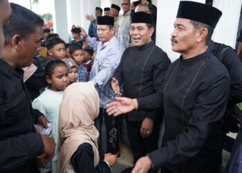 Bupati Aceh Besar H Muharram Idris (Syech Muharram) bersama Wakil Bupati Aceh Besar Drs H Syukri A Jalil, menyambut ribuan masyarakat pada Open House yang digelar di Meuligo Bupati, Kota Jantho, Aceh Besar, Selasa (1/4/2025). FOTO/ MC ACEH BESAR