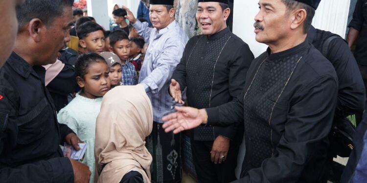 Bupati Aceh Besar H Muharram Idris Syech Muharram bersama Wakil Bupati Aceh Besar Drs H Syukri A Jalil menyambut ribuan masyarakat pada Open House yang digelar di Meuligo Bupati Kota Jantho Aceh Besar Selasa 142025 FOTO MC ACEH BESAR KETIKKABARcom Bupati Aceh Besar H Muharram Idris Syech Muharram bersama Wakil Bupati Aceh Besar Drs H Syukri A Jalil menyambut ribuan masyarakat pada Open House yang digelar di Meuligo Bupati Kota Jantho Aceh Besar Selasa 142025 FOTO MC ACEH BESAR