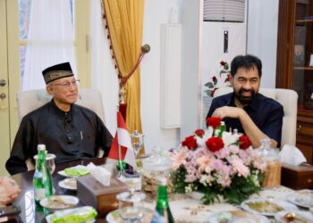 Gubernur Aceh Muzakir manaf bersama istri bersilaturahmi Lebaran ke diaaman Wali Nanggroe, Senin 31/3/2015