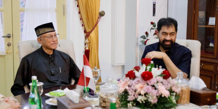 Gubernur Aceh Muzakir manaf bersama istri bersilaturahmi Lebaran ke diaaman Wali Nanggroe Senin 3132015 KETIKKABARcom Gubernur Aceh Muzakir manaf bersama istri bersilaturahmi Lebaran ke diaaman Wali Nanggroe Senin 3132015