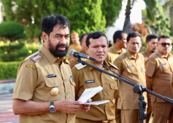 Gubernur Aceh Muzakir Manaf, didampingi Wakil Gubernur Aceh, Fadhlullah, S.E., mempimpin Apel Gabungan dan halal-binhalal Idul Fitri 1446 H, yang diikuti seluruh kepala SKPA dan ASN lingkungan Setda Aceh, di Halaman Kantor Gubernur Aceh, Senin, 8/4/2025