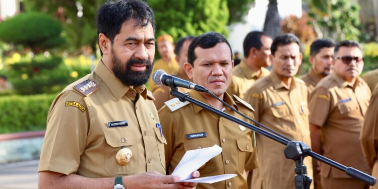 Gubernur Aceh Muzakir Manaf didampingi Wakil Gubernur Aceh Fadhlullah SE mempimpin Apel Gabungan dan halal binhalal Idul Fitri 1446 H yang diikuti seluruh kepala SKPA dan ASN lingkungan Setda Aceh di Halaman Kantor Gubernur Aceh Senin 842025