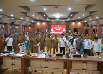 Gubernur Aceh, Muzakir Manaf, memimpin langsung Rapat Pimpinan dan Arahan Khusus yang berlangsung di Kantor Gubernur Aceh, Selasa, 8 April 2025. Rapat tersebut turut diikuti Wakil Gubernur Aceh, Fadhlullah, Plt Sekda Aceh, Muhammad Nasir, serta seluruh kepala dinas di lingkungan Sekretariat Daerah Aceh.