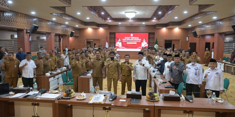 Gubernur Aceh Muzakir Manaf memimpin langsung Rapat Pimpinan dan Arahan Khusus yang berlangsung di Kantor Gubernur Aceh Selasa 8 April 2025 Rapat tersebut turut diikuti Wakil Gubernur Aceh Fadhlullah Plt Sekda Aceh Muhammad Nasir serta seluruh kepala dinas di lingkungan Sekretariat Daerah Aceh KETIKKABARcom Gubernur Aceh Muzakir Manaf memimpin langsung Rapat Pimpinan dan Arahan Khusus yang berlangsung di Kantor Gubernur Aceh Selasa 8 April 2025 Rapat tersebut turut diikuti Wakil Gubernur Aceh Fadhlullah Plt Sekda Aceh Muhammad Nasir serta seluruh kepala dinas di lingkungan Sekretariat Daerah Aceh