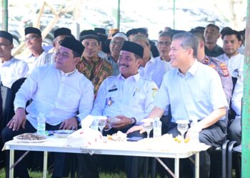Bupati Aceh Besar H. Muharram Idris dan Wakil Bupati Drs. Syukri A. Jalil, menghadiri kegiatan Halal Bi Halal dan Silaturrahmi Keluarga Besar IKAPTK Kabupaten Aceh Besar dan pengurus Balee Beut Arba'in di Kompleks Balee Arba'in Marzuki Yahya, Gampong Meunasah Manyet, Kecamatan Ingin Jaya, Rabu, (9/4/2025). FOTO/MC ACEH BESAR