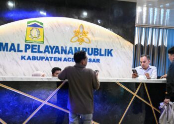 Petugas Mal Pelayanan Publik (MPP) melayani berbagai keperluan masyarkat di MPP Lambaro, Kecamatan Ingin Jaya, Aceh Besar, Rabu (09/04/2025). FOTO/MC ACEH BESAR
