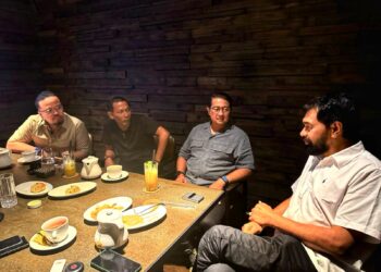 Gubernur Aceh, Muzakir Manaf (Mualem) saat bertemu dengan Menteri Pariwisata dan Ekonomi Kreatif, Teuku Riefky Harsya di kawasan SCBD, Kamis, 10 April 2025.