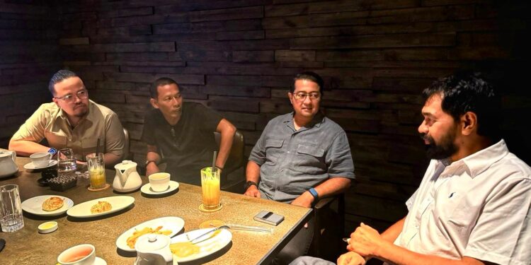 Gubernur Aceh Muzakir Manaf Mualem saat bertemu dengan Menteri Pariwisata dan Ekonomi Kreatif Teuku Riefky Harsya di kawasan SCBD Kamis 10 April 2025 KETIKKABARcom Gubernur Aceh Muzakir Manaf Mualem saat bertemu dengan Menteri Pariwisata dan Ekonomi Kreatif Teuku Riefky Harsya di kawasan SCBD Kamis 10 April 2025