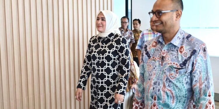 Ketua TP PKK Aceh Marlina bersama Dirjen Perumahan Pedesaan Dr Drs Imran MSi MACd melakukan pertemuan di Kantor Dirjen Perumahan Perdesaan KemenPKP RI di Jakarta Selatan Jumat 11 April 2025 Foto Humas BPPA