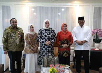 Ketua TP PKK Aceh Marlina Muzakir Silaturrahmi dengan Dirjen Adwil Dr Safrizal ZA MSi dan ketua IV Bidang Kesehatan Keluarga dan Lingkungan TP PKK Pusat Safriati SSi MSi di Kantor Kemendagri Jakarta 11042025 KETIKKABARcom Ketua TP PKK Aceh Marlina Muzakir Silaturrahmi dengan Dirjen Adwil Dr Safrizal ZA MSi dan ketua IV Bidang Kesehatan Keluarga dan Lingkungan TP PKK Pusat Safriati SSi MSi di Kantor Kemendagri Jakarta 11042025