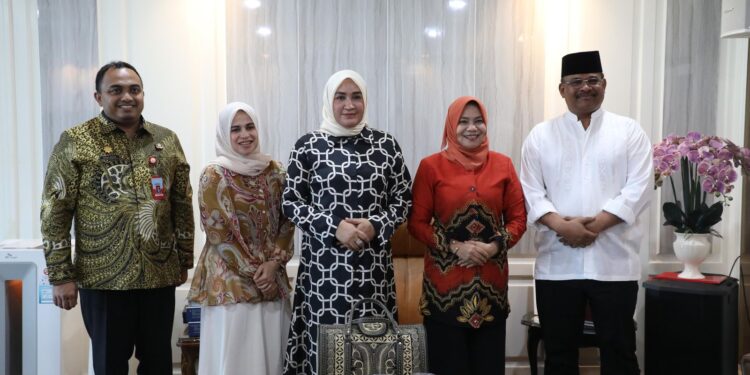 Ketua TP PKK Aceh Marlina Muzakir Silaturrahmi dengan Dirjen Adwil Dr Safrizal ZA MSi dan ketua IV Bidang Kesehatan Keluarga dan Lingkungan TP PKK Pusat Safriati SSi MSi di Kantor Kemendagri Jakarta 11042025 KETIKKABARcom Ketua TP PKK Aceh Marlina Muzakir Silaturrahmi dengan Dirjen Adwil Dr Safrizal ZA MSi dan ketua IV Bidang Kesehatan Keluarga dan Lingkungan TP PKK Pusat Safriati SSi MSi di Kantor Kemendagri Jakarta 11042025