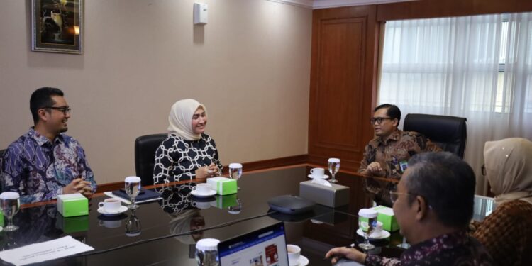 Bunda PAUD Aceh Ny Marlina Marzuki di dampingi Kadis Pendidikan Aceh Marthunis silahturahmi diskusi dengan Direktur Jenderal Pendidikan Anak Usia Dini Pendidikan Dasar dan Pendidikan Menengah Dr Gogot Suharwoto SPd MEd yang didampingi oleh Direktur Pendidikan Anak Usia Dini Dr Nia Nurhasanah SSi MPd di kantor Kemendikbud RI Jakarta Jumat 11042025 KETIKKABARcom Bunda PAUD Aceh Ny Marlina Marzuki di dampingi Kadis Pendidikan Aceh Marthunis silahturahmi diskusi dengan Direktur Jenderal Pendidikan Anak Usia Dini Pendidikan Dasar dan Pendidikan Menengah Dr Gogot Suharwoto SPd MEd yang didampingi oleh Direktur Pendidikan Anak Usia Dini Dr Nia Nurhasanah SSi MPd di kantor Kemendikbud RI Jakarta Jumat 11042025