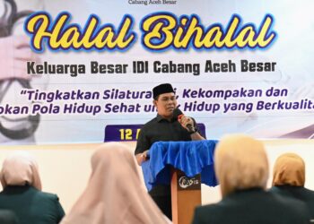 Bupati Aceh Besar, H Syech Muharram Idris memberi sambutan dalam acara Halal Bihalal dengan Ikatan Dokter Indonesia (IDI) Cabang Aceh Besar di Hotel Oasis, Lueng Bata, Banda Aceh, Sabtu (12/04/2025). FOTO/MC ACEH BESAR