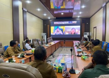 Asisten II Setdakab Aceh Besar H. M Ali S.Sos MSi didampingi unsur Forkopimda dan Kepala OPD Aceh Besar mengikuti Rakor Pengendalian Inflasi Daerah di Aula Lantai 3 Kantor Bupati Aceh Besar di Kota Jantho, Senin(14/4/2025). FOTO/PROKOPIM ACEH BESAR