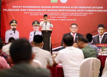 Plt. Sekda Aceh, M. Nasir, S.IP, MPA , atas nama Gubernur Aceh memberi sambutan sekaligus membuka Rapat Koordinasi Badan Reintegrasi Aceh (BRA) dengan Satuan Pelaksana dan Penghubung BRA Kabupaten/Kota se Aceh, di Hotel Grand Nanggroe, Banda Aceh, Selasa, 15/4/2025