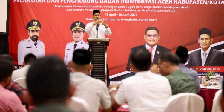Plt Sekda Aceh M Nasir SIP MPA atas nama Gubernur Aceh memberi sambutan sekaligus membuka Rapat Koordinasi Badan Reintegrasi Aceh BRA dengan Satuan Pelaksana dan Penghubung BRA KabupatenKota se Aceh di Hotel Grand Nanggroe Banda Aceh Selasa 1542025
