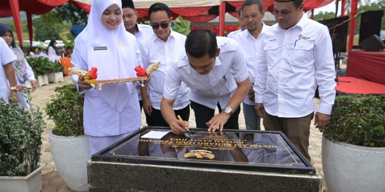 Gubernur Aceh Muzakir Manaf yang diwakili oleh Pelaksana Tugas Sekda Aceh M Nasir meresmikan Instalasi Rehabilitasi Terpadu Kuta Malaka di Rumah Sakit Jiwa RSJ Aceh Rabu 16 April 2025 Peresmian itu sebagai langkah nyata dalam meningkatkan layanan kesehatan jiwa yang inklusif dan berkelanjutan di Aceh KETIKKABARcom Gubernur Aceh Muzakir Manaf yang diwakili oleh Pelaksana Tugas Sekda Aceh M Nasir meresmikan Instalasi Rehabilitasi Terpadu Kuta Malaka di Rumah Sakit Jiwa RSJ Aceh Rabu 16 April 2025 Peresmian itu sebagai langkah nyata dalam meningkatkan layanan kesehatan jiwa yang inklusif dan berkelanjutan di Aceh
