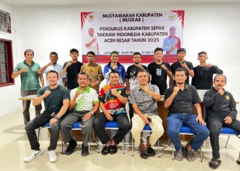 Foto bersama Pengurus Persatuan Sepak Takraw Indonesia (PSTI) Kabupaten Aceh Besar usai melaksanakan rapat musyawarah cabang (Muscab) yang di selenggarakan di kantor sekretariat KONI Kabupaten Aceh Besar, Selasa (15/4/2025). FOTO/DOK KONI ACEH BESAR