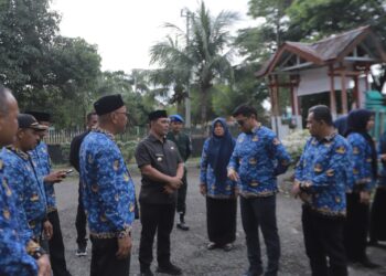 Bupati Aceh Besar Syech H Muharram Idris melakukan sidak di Kantor Satpol PP-WH Aceh Besar di Kota Jantho, Kamis (17/04/2025). FOTO/MC ACEH BESAR
